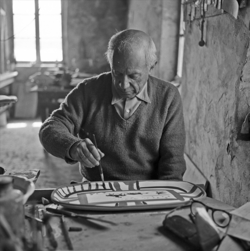 Picasso works on a bullfight plate at Madoua potter. Vallauris 23.3.53. Photo Edward Quinn, © edwardquinn.com